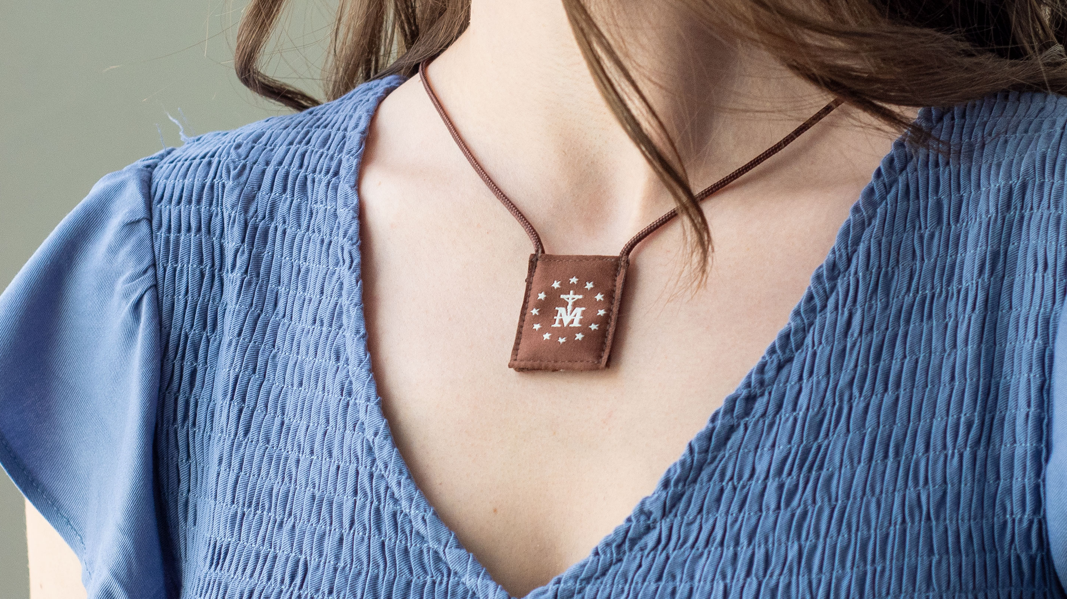 How to Wear the Brown Scapular