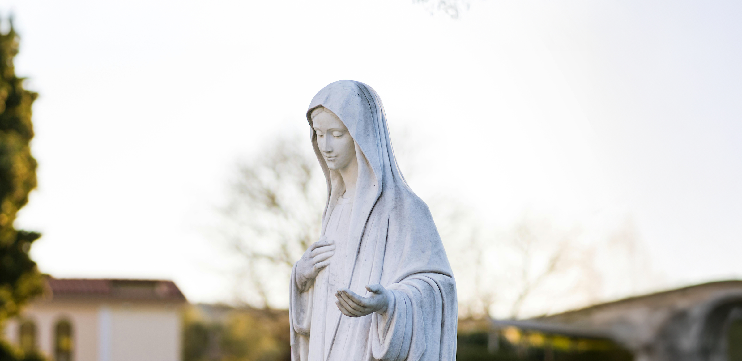 5 Ways to Deepen Your Devotion to Mary
